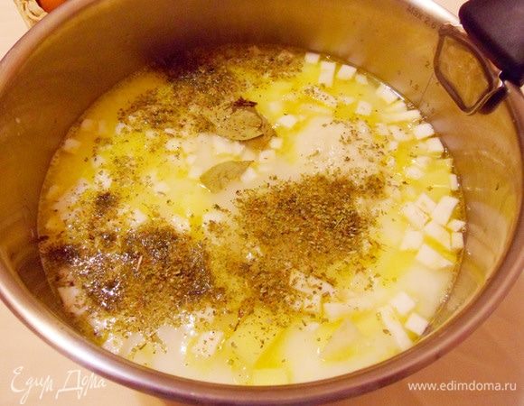 Добавить тертый хрен, майоран, гвоздику и лавровый лист.