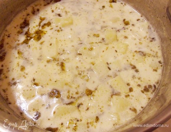 Картофель стал мягкий. Суп практически готов. Удалить лавровый лист.