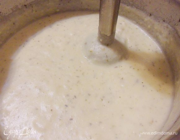 Блендером взбить до однородности, затем добавить щепотку мускатного ореха, соль и перец по вкусу.