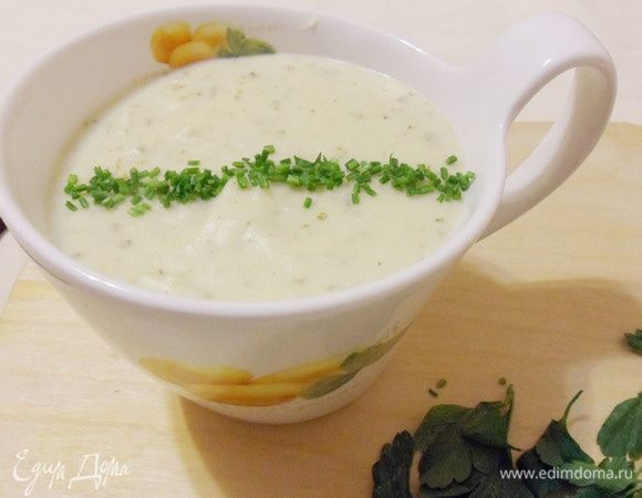 Посыпать зеленью, разлить по тарелкам и подавать горячим.