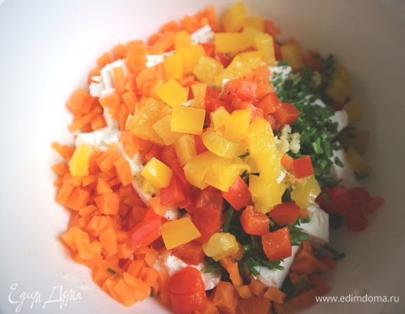 Духовку разогреть до 190°С. Перец запечь в духовке в фольге (30 минут). Дать остыть, порезать на мелкие кубики, добавить к брынзе.