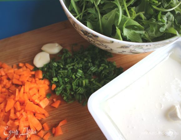 Морковь порезать на мелкие кубики, шнитт-лук порезать мелко, чеснок почистить.