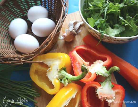 Сладкий перец разрезать на половинки, освободить от семенной части и плодоножек. Морковь почистить.