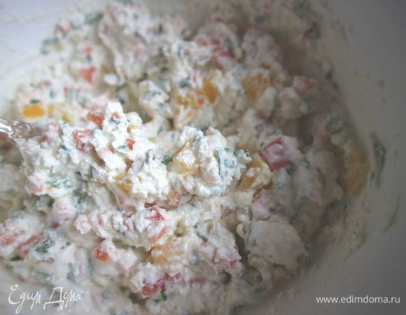 Перемешать начинку вилкой. Если требуется, добавить немного рассола от брынзы, но не переборщите, начинка должна быть достаточно густой, а не жидкой.