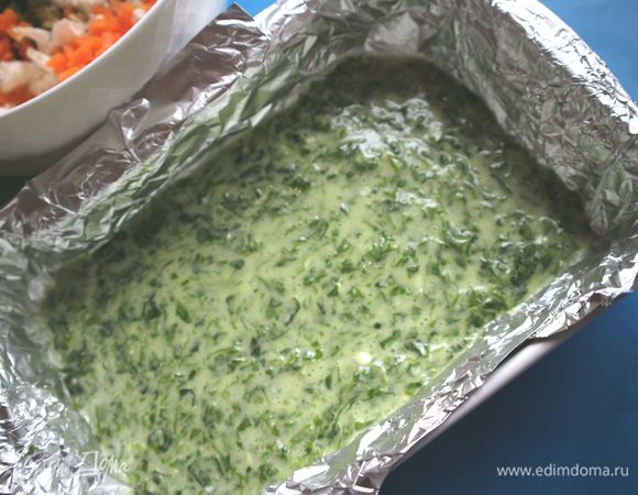 Руколу измельчить в блендере с 1 столовой ложкой воды и 1 столовой ложкой оливкового масла. Белки отделить от желтков. Желтки не понадобятся. В белки добавить руколу, 2 столовых ложки муки, немного соли, все тщательно перемешать, комков быть не должно. Поместить в прямоугольную форму, застеленную фольгой, смазанной оливковым маслом. Края фольги должны немного выступать над начинкой.