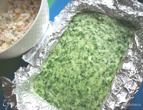 Выпекать в предварительно разогретой до 200°С духовке 15 минут. Вынуть форму из духовки. Дать немного остыть, вынуть яичное зеленое тесто с фольгой из формы.