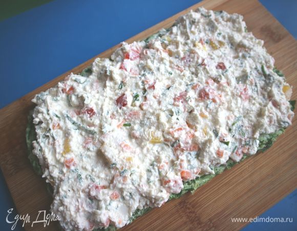 Намазать начинку по всей поверхности зеленого яичного пласта.