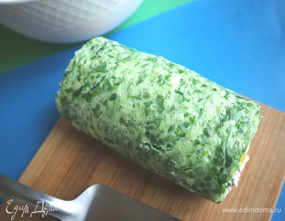 Свернуть рулет с помощью металлической лопатки.