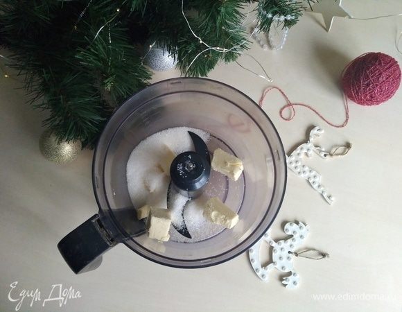 Я тесто замешивала в комбайне. Добавляем холодно масло кусочками, сахар.