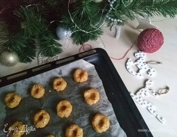 Выложим шарики на пергамент и сделаем углубление.