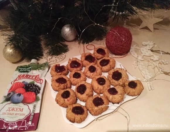 В каждое углубление кладем джем ТМ «МахеевЪ», у меня это лесные ягоды.