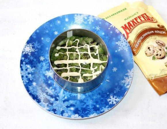  Второй слой — киви+майонез.