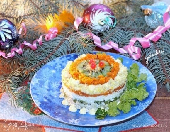 Пятый слой — яичный желток, подсолить+майонез. Снимаем формовочное кольцо и украшаем сверху салат по своему вкусу. При желании, посыпьте сверху салат измельченными грецкими орехами.