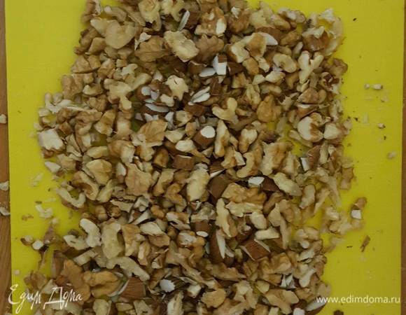 Добавляем стакан просеянной кукурузной муки. Сюда же разрыхлитель 2 чайные ложки (10 г), 1 столовую ложку молотой корицы и половину стакана рубленных грецких орехов (не совсем мелко). Перемешиваем.