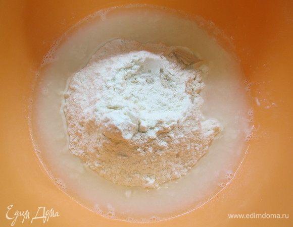 Делаем стартер. Объедините муку, воду и дрожжи, перемешайте до гладкого плотного теста.