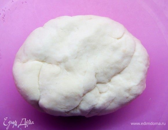 Соберите тесто в шар и переложите в контейнер с крышкой. Оставьте тесто на ночь в холодильнике.