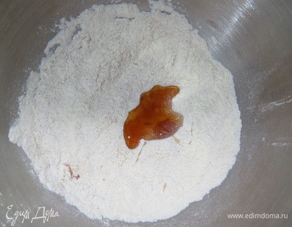 На следующий день приступаем непосредственно к приготовлению теста для куглоф. Смешайте в чаше миксера муку, сахар и соль, добавьте мед.