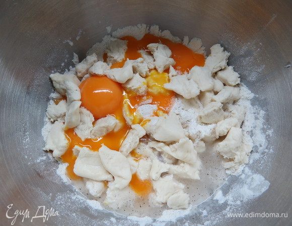 Затем добавьте стартер, разделенный на небольшие кусочки, воду и яичные желтки. Вымешивайте на 1-2 скорости миксера насадкой «крюк» до образования глютенового окна (см. пояснение в следующем шаге).