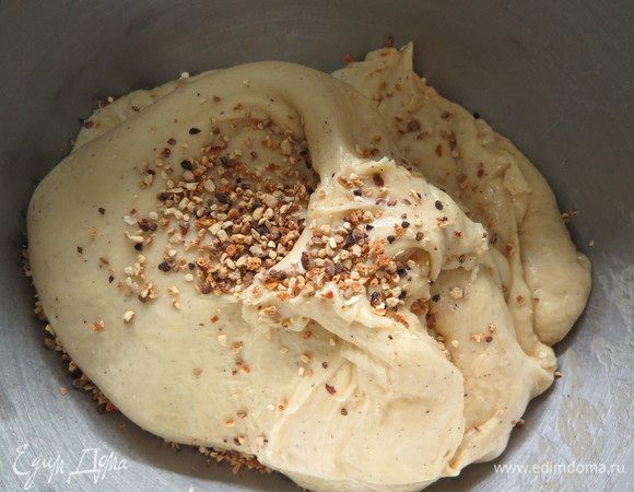 В самом конце добавьте семена ванили и цедру. Если в процессе замеса тесто нагревается выше 24°С, вынимайте его и охлаждайте в морозилке до 18-19°С и затем продолжайте замес.