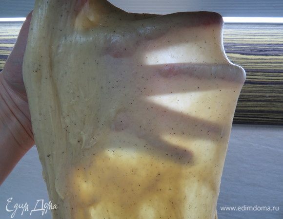 Правильно замешанное тесто должно быть очень эластичным. Чем лучше развита клейковина, тем эластичнее тесто. Такое тесто лучше удерживает углекислый газ, который образуется в процессе брожения, и на выходе мы получим удивительно нежный и пористый мякиш.