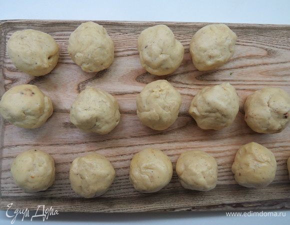 Спустя отведенное время достаньте тесто из холодильника, поделите на порции в зависимости от формы, которую вы используете. Я клала в каждую ячейку 40 г теста. Скатайте из теста шарики, оставьте на 10 минут.