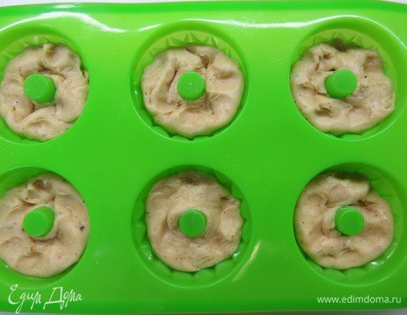 Выложите в смазанную сливочным маслом форму. Накройте формы с тестом пленкой и оставьте подходить 1,5–2 часа, пока заготовки не увеличатся вдвое. 