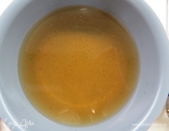 Готовим сироп для пропитки. Доводим до кипения воду с сахаром и стручками ванили, остужаем до 60°С, добавляем ром.