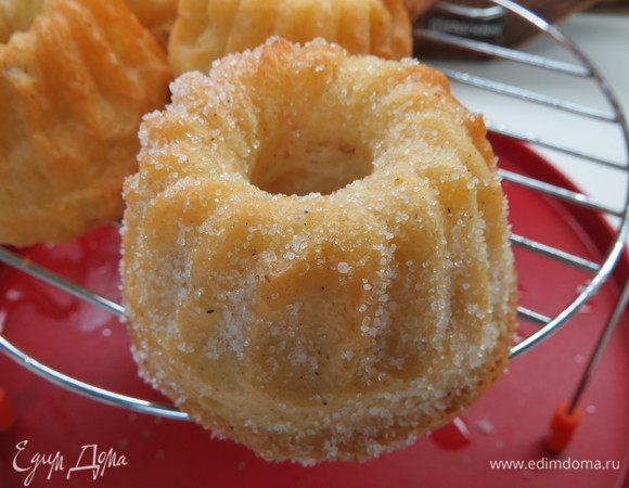 Куглоф полностью пропитываем в теплом сиропе, ставим на решетку, чтобы лишний сироп стек. После чего обваливаем куглоф в мелком сахаре.