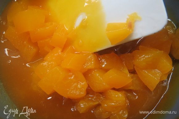 Готовим компоте манго-персик. Пюре манго (я покупала готовое) нагрейте до 40-50°С, введите пектин, смешанный с сахаром, помешивайте и доведите до кипения. Дайте прокипеть 1-2 минуты, снимите с огня и добавьте кубики персика.