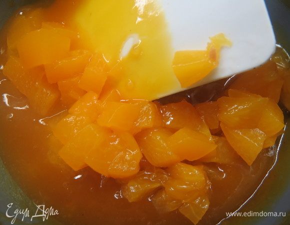 Готовим компоте манго-персик. Пюре манго (я покупала готовое) нагрейте до 40-50°С, введите пектин, смешанный с сахаром, помешивайте и доведите до кипения. Дайте прокипеть 1-2 минуты, снимите с огня и добавьте кубики персика.