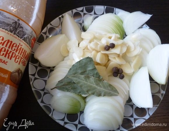 Подготовим продукты. Лук нарежем перьями, чеснок нарежем пластинками. Квас нужен хлебный, кислый и желательно домашний. Но за неимением домашнего можно взять магазинный, но живой, вкусный.