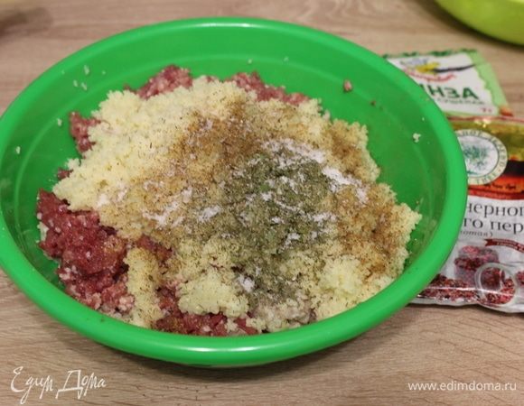 К фаршу добавить остывший кускус, смесь красного острого и черного перцев, сушеную кинзу, соль.