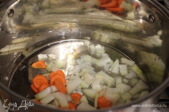 Морковь и луковицу нарезать. В Кастрюле разогреть растительное масло. Обжарить овощи.