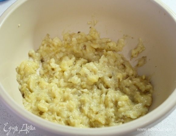 Бананы размять толкушкой.