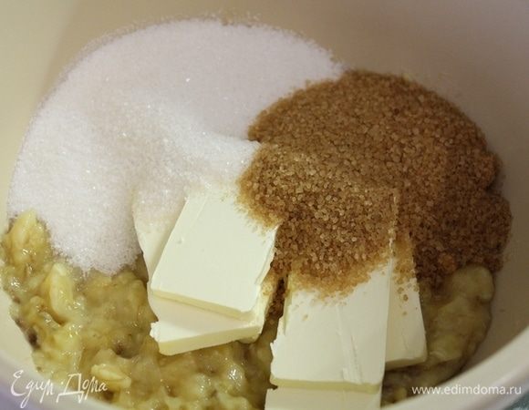 Добавить мягкое масло, оба вида сахара.