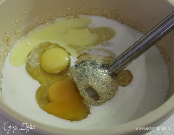 Добавить яйца, мед, оливковое масло, молоко.