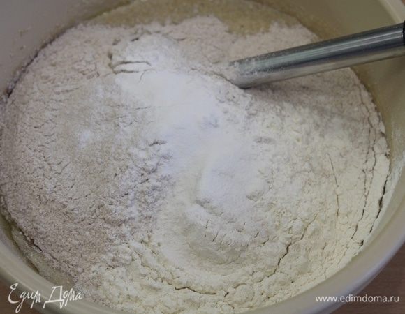 Просеять цельнозерновую и пшеничную муку с разрыхлителем, добавить соль.
