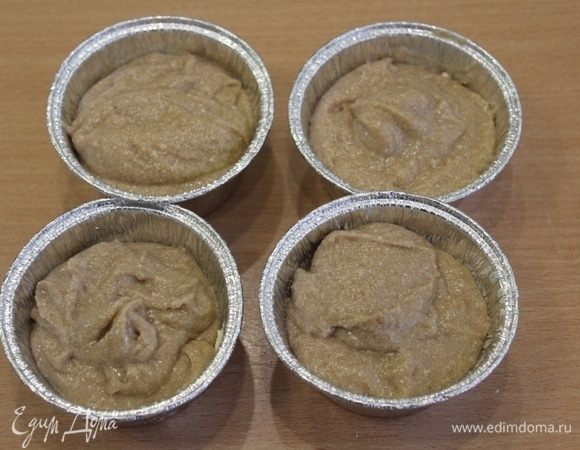 Тесто разложить в формы.