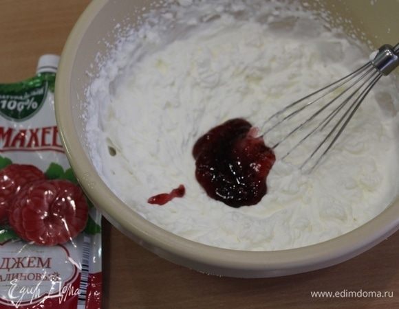Взбить сливки с творожным сыром, добавить малиновый джем ТМ «МахеевЪ», перемешать, попробовать и по вкусу добавить сахар (без сахара тоже хорошо).