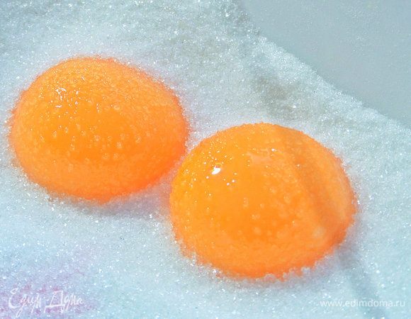 Отделить желтки и поместить их в мелкий сахар.