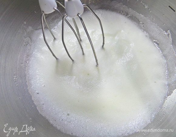 Отдельно взбить белки с щепоткой соли.
