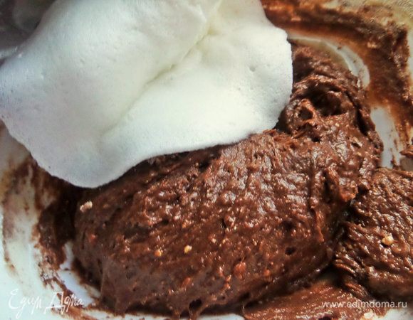 Ввести белковую пену в тесто в последнюю очередь.