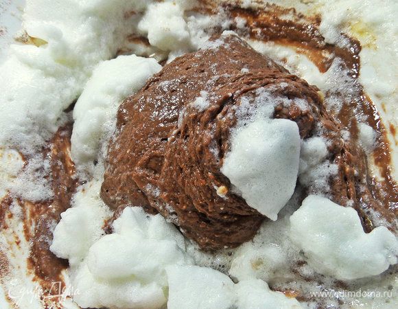 Перемешать лопаткой.