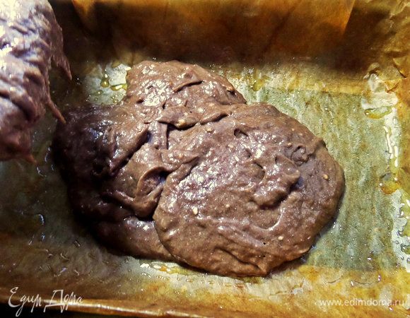 Форму застелить смазанным пергаментом и вылить тягучее тесто.