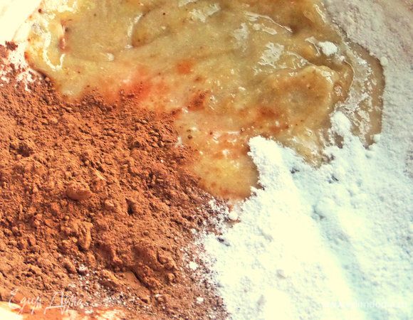 Для глазури растереть переспелый банан с какао и пудрой.