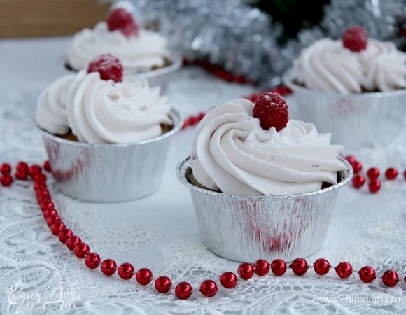 Украсить малинкой.