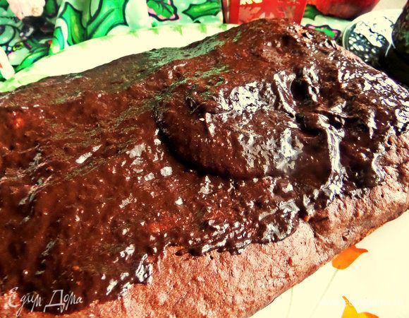 Нанести глазурь на пирог.