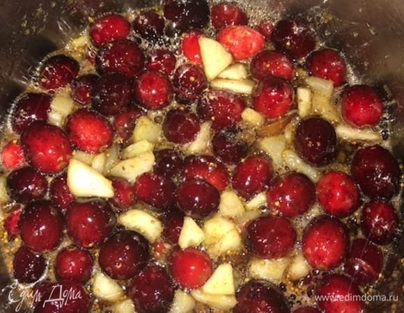 Груши почистить и мелко нарезать. Натереть имбирь на мелкой терке. В кастрюлю положить груши, клюкву (у меня была свежая), имбирь, инжир мелко нарезанный, сахар. Иногда перемешивать до закипания. После закипания убавить огонь и добавить корицу с ванильным сахаром. Через 40 минут взбить блендером до желаемой консистенции. Выключить огонь через 10 мин. Переложить в баночки. 