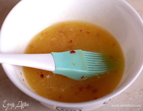 Приготовить соус. Для этого растопить сливочное масло, смешать его с подогретым медом и апельсиновым соком. Перемешать.