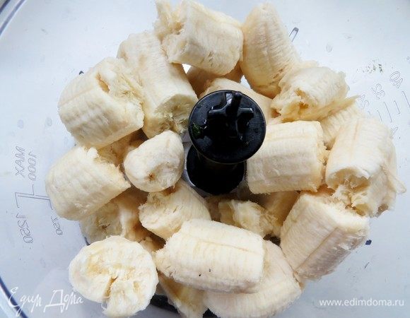 Готовим шоколадно-банановый слой. Четыре крупных спелых банана помещаем в чашу блендера.